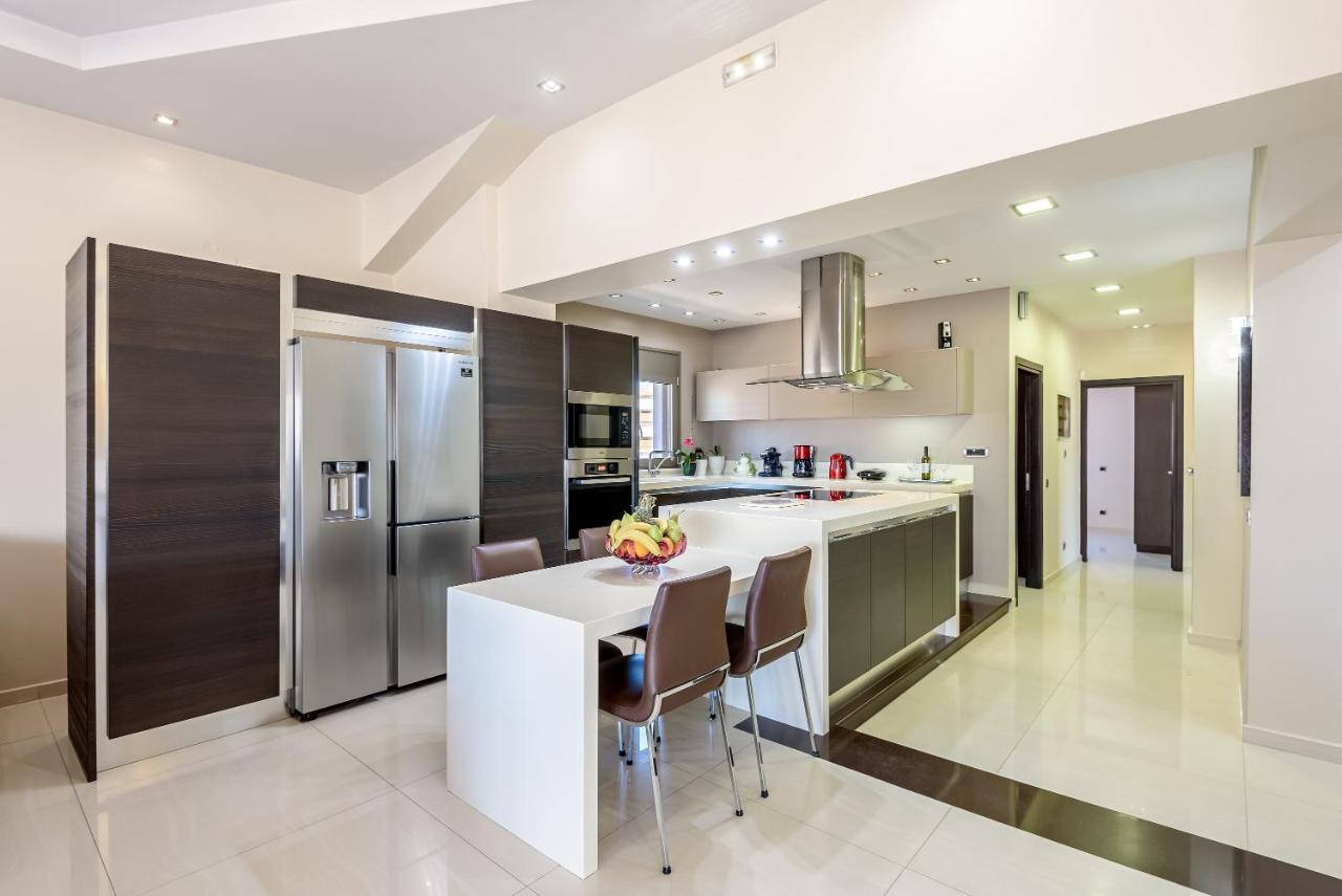 Luxury Villa In City Center With Rooftop Swimming Pool Chania  Zewnętrze zdjęcie